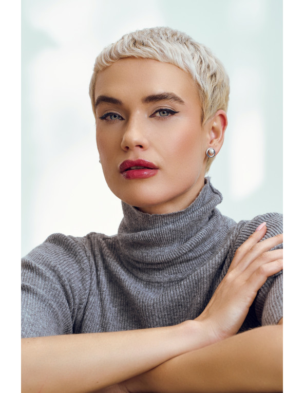 Minimalistyczne kolczyki z białą perłą