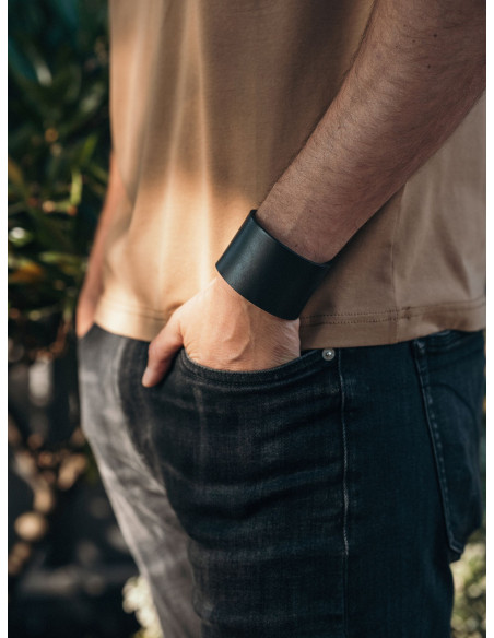 Męska szeroka bransoleta ze skóry i stali – nowoczesny, wyrazisty design