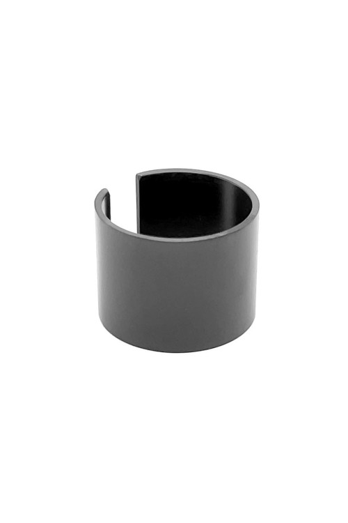 Męska szeroka czarna matowa obrączka ze stali szlachetnej o minimalistycznym designie.