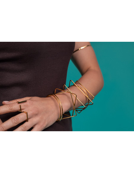 Złoty delikatny pierścionek ze stali szlachetnej o minimalistycznym designie