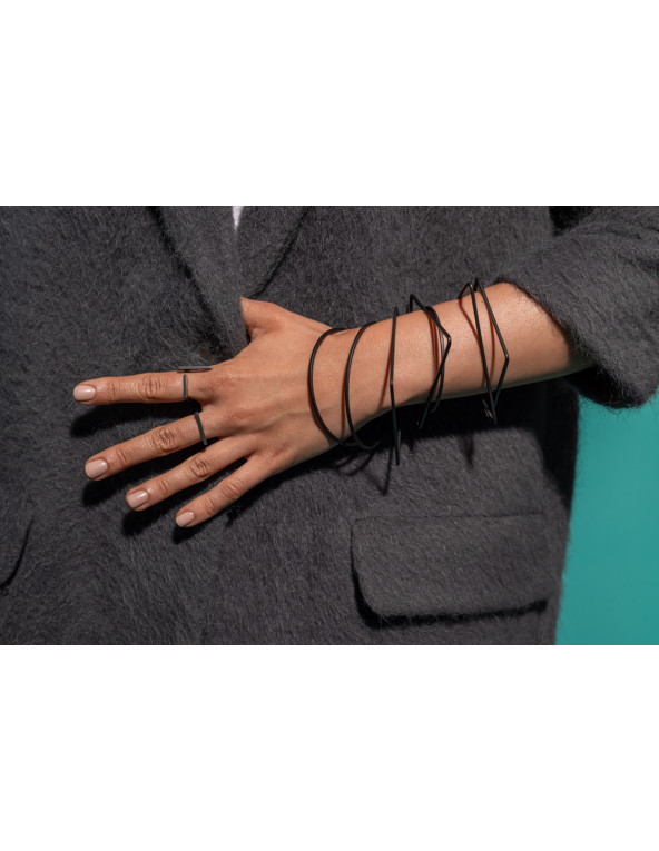 Czarny matowy delikatny pierścionek ze stali szlachetnej o minimalistycznym designie