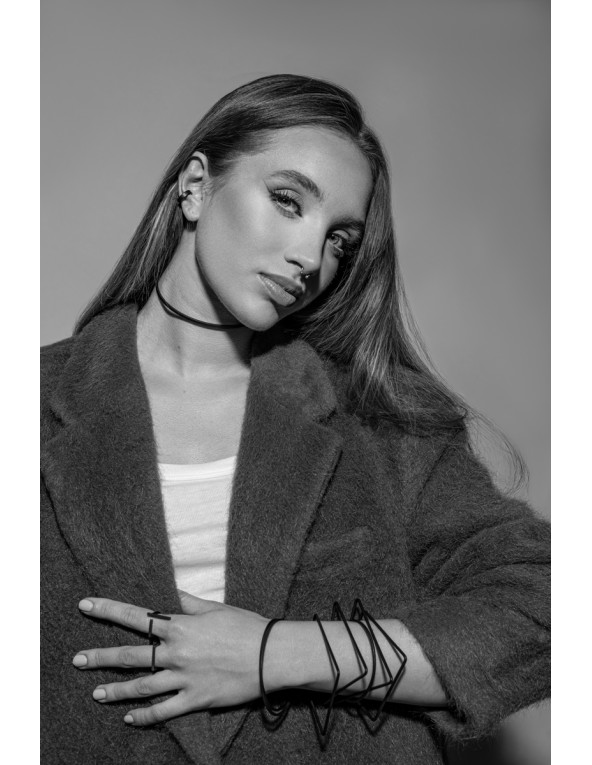 Czarny matowy delikatny pierścionek ze stali szlachetnej o minimalistycznym designie