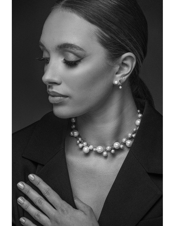 Delikatne kolczyki z perłą typu shell 3 mm w srebrnym odcieniu