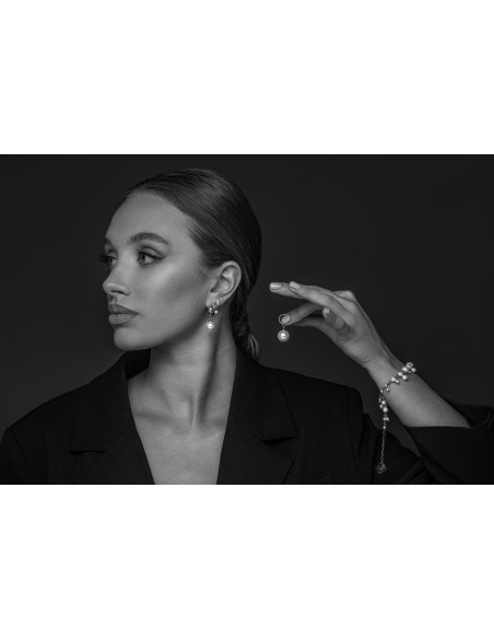 Delikatne kolczyki z perłą typu shell 3 mm w srebrnym odcieniu