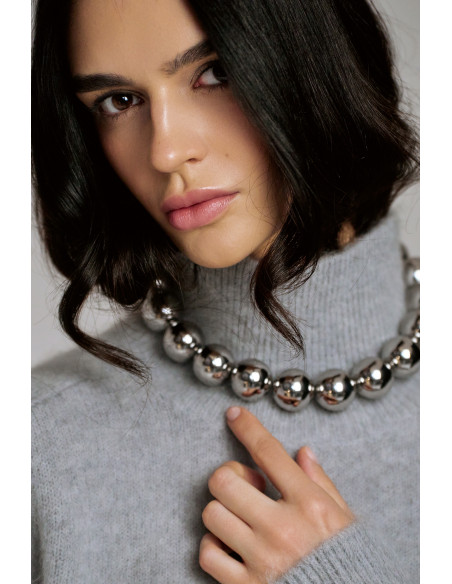 Elegancki naszyjnik ze stali szlachetnej z dużą kulą.