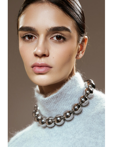 Elegancki naszyjnik ze stali szlachetnej z dużą kulą.