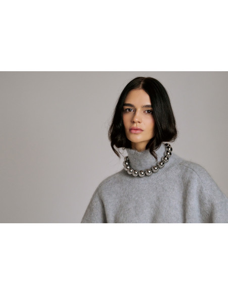 Elegancki naszyjnik ze stali szlachetnej z dużą kulą.