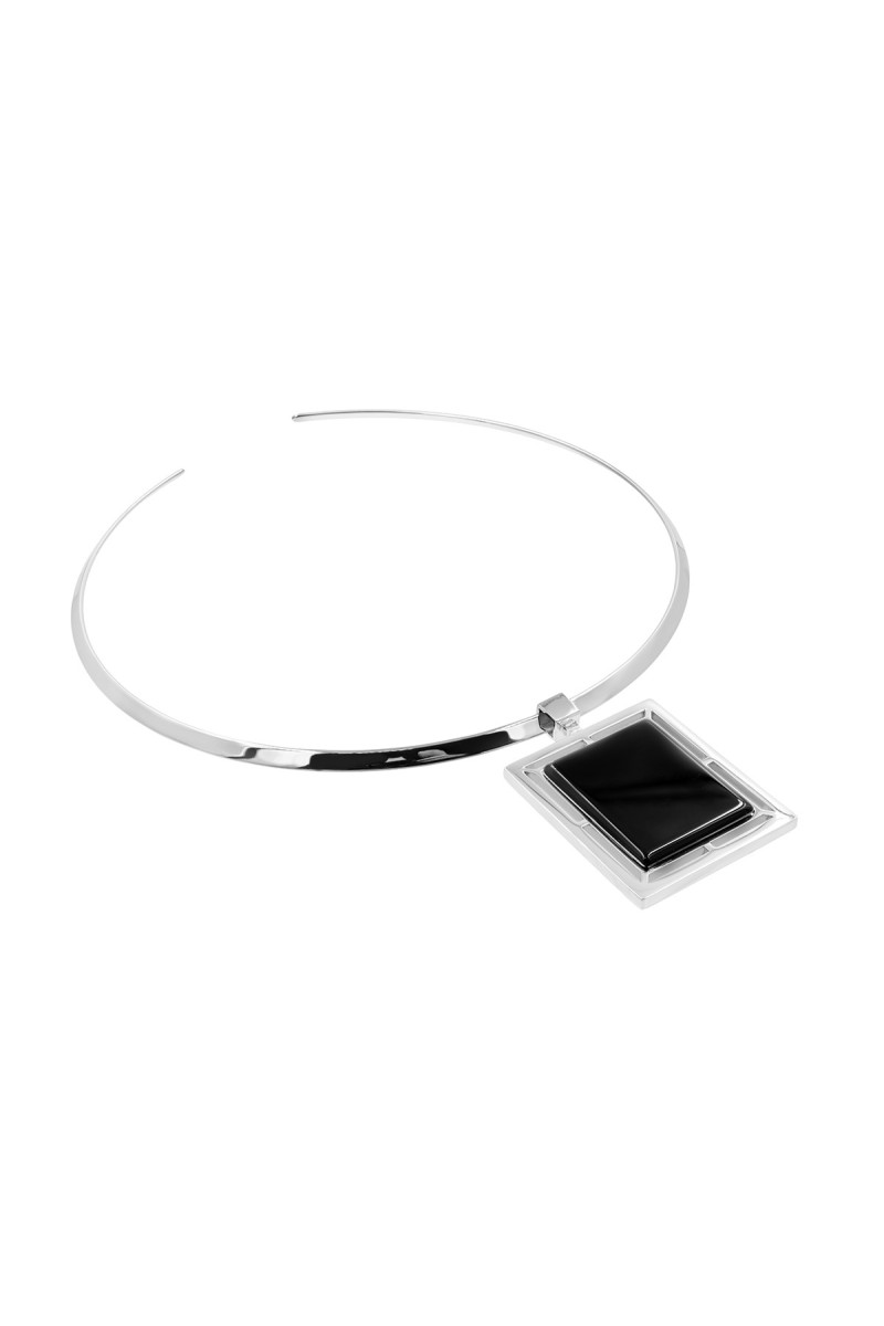 Choker w kolorze srebrnym z zawieszką z onyksem