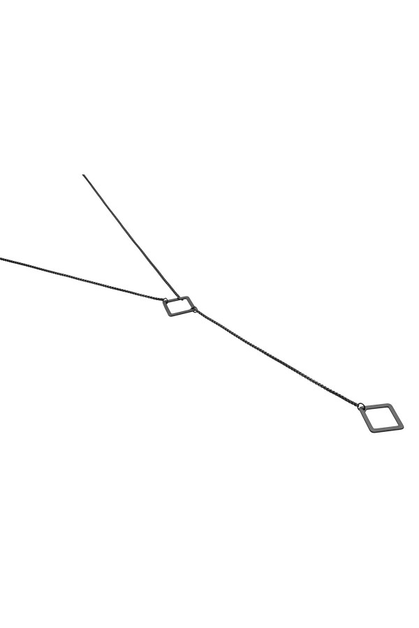 Czarny minimalistyczny łańcuszek z geometrycznymi elementami kwadratu.