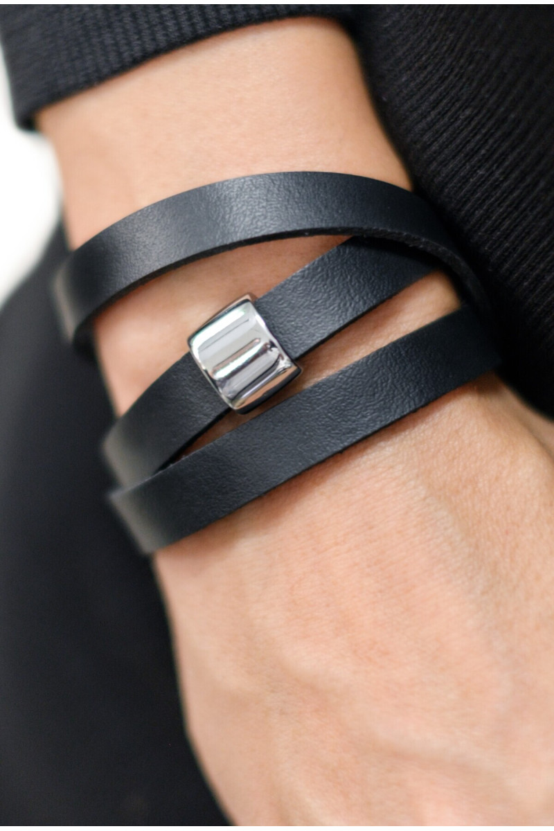 Czarna bransoleta kauczukowa z matowym elementem – regulowana