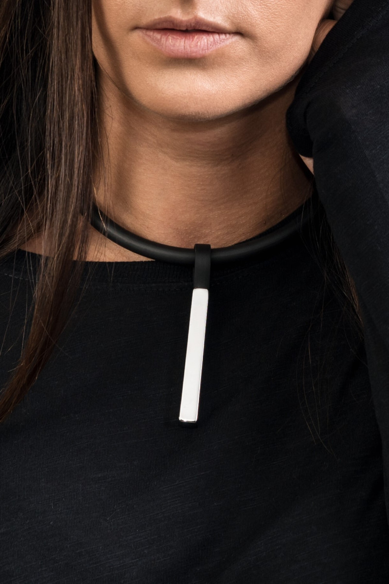 Kauczukowy choker z matową stalową zawieszką – ręczne wykonanie