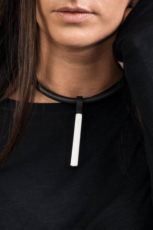 Kauczukowy choker z matową stalową zawieszką – ręczne wykonanie