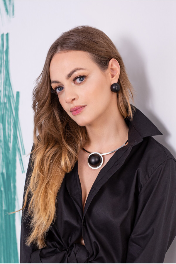 Delikatny srebrny choker ze stali szlachetnej z czarną matową zawieszką 2